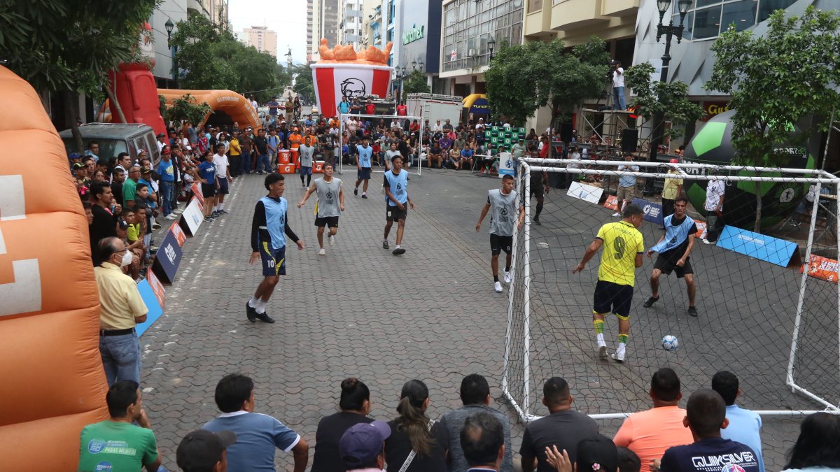 Actividades. Partidos de fútbol, shows, venta de comida y de artículos se desarrollaron ayer desde la calle Boyacá hasta Malecón Simón Bolívar.