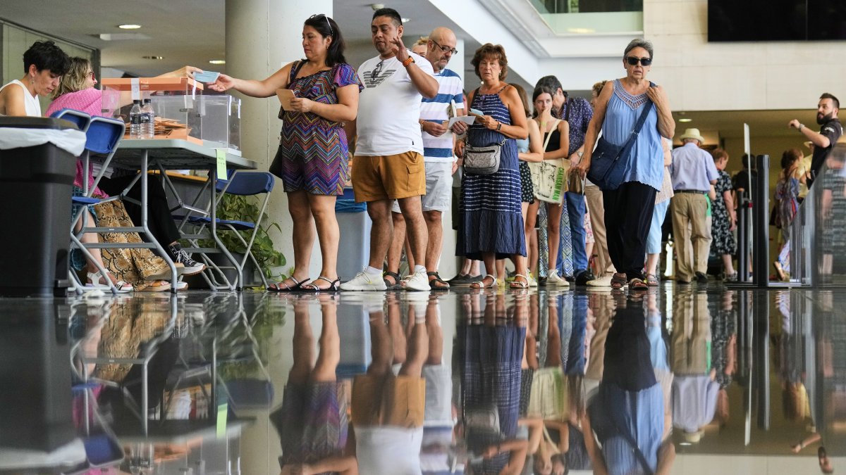 Colas para ejercer el voto en el Institut del Teatre este domingo que más de 5,7 millones de catalanes están convocados este domingo a las urnas para participar en las elecciones generales.