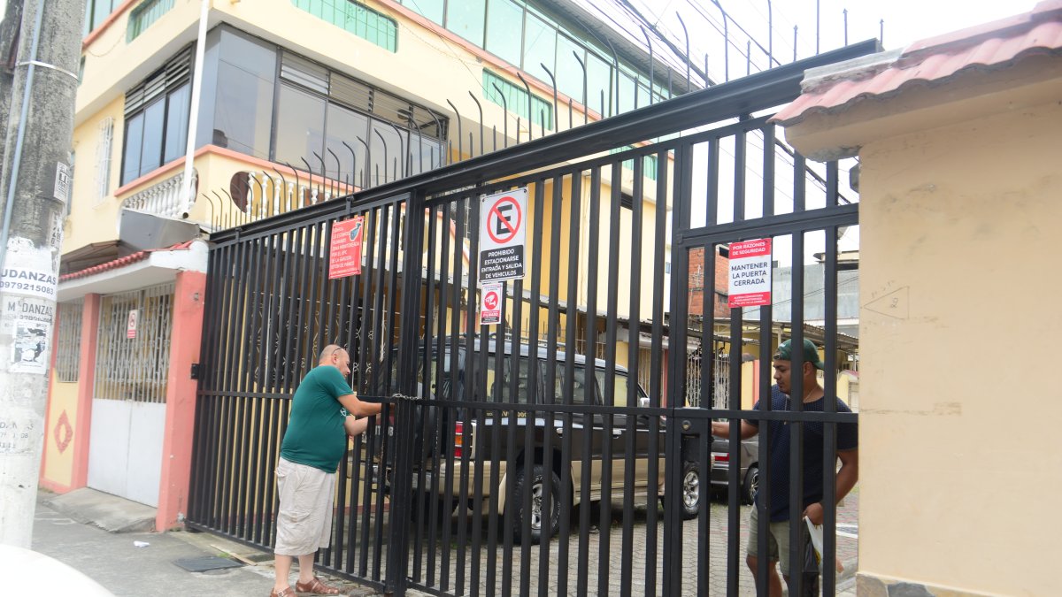 Medidas. Varias peatonales tiene rejas y los vecinos han colocado cámaras de videovigilancia para realizar los controles respectivos.