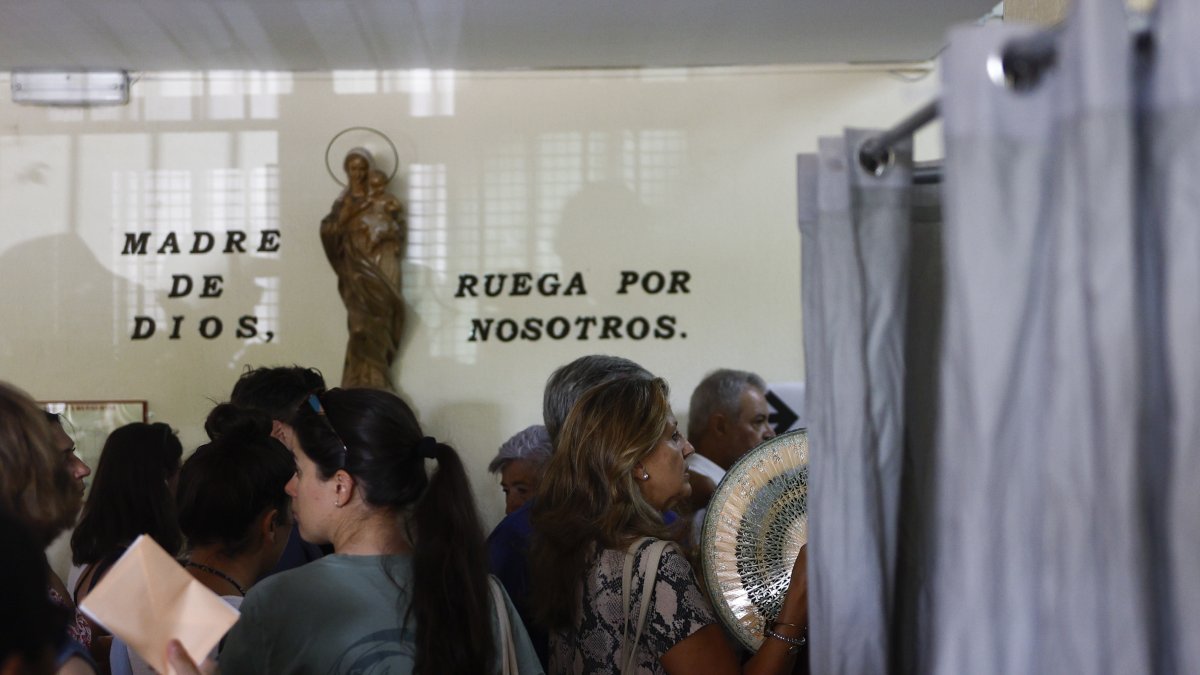 Ciudadanos acuden a ejercer su derecho al voto en el colegio Cristo Rey en Madrid, este domingo.