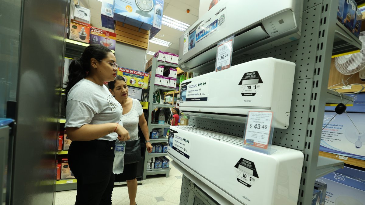 Compras. Los ciudadanos son más cautos a la hora de planificar y hacer sus compras.