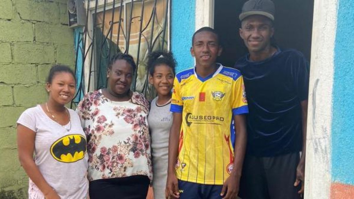Nery (c-d) y su familia en su casa de Socio Vivienda 2.