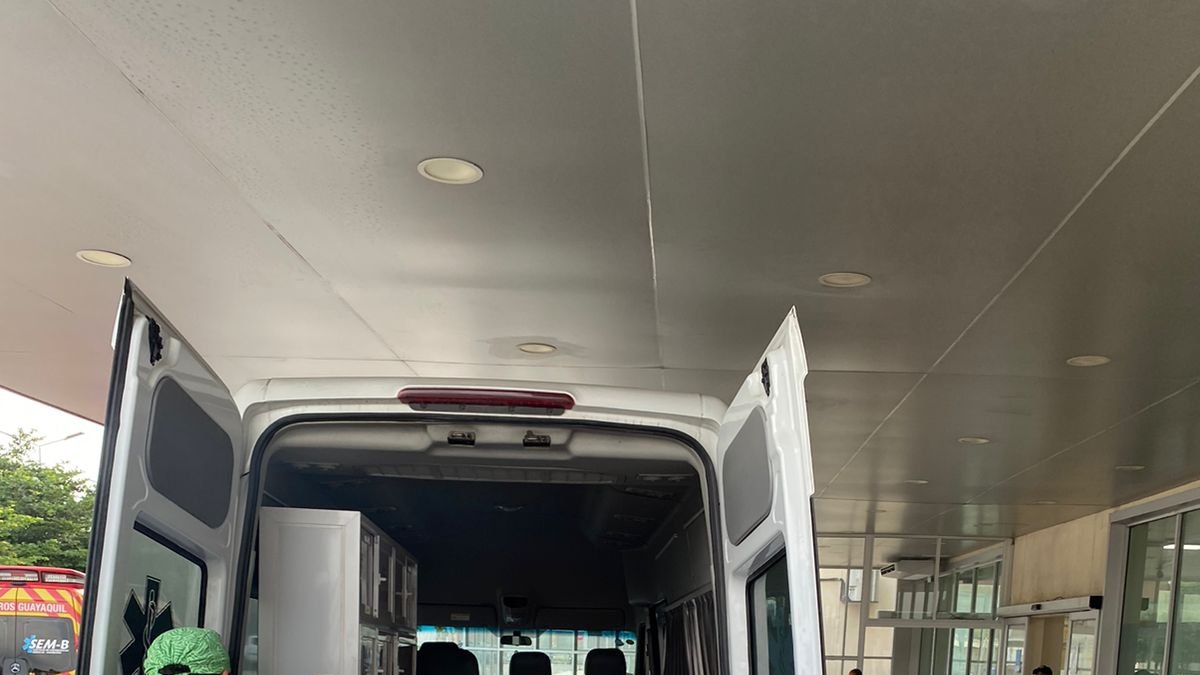 El oficial se recupera satisfactoriamente de la herida de bala, informó la Policía.