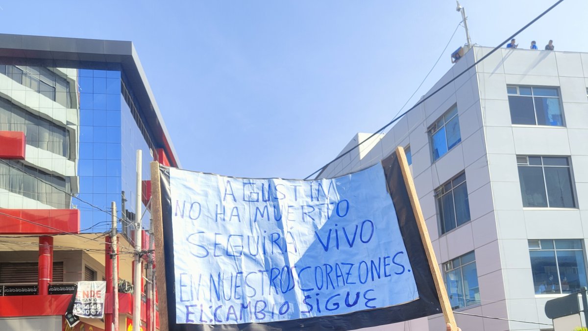 Apoyo. En Manta, ciudadanos exhibieron carteles de respaldo a la gestión del funcionario asesinado.