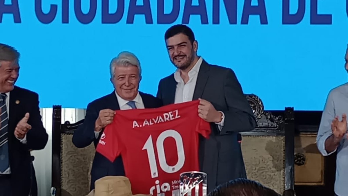 Enrique Cerezo le entregó una camiseta del 'aleti' a Aquiles.