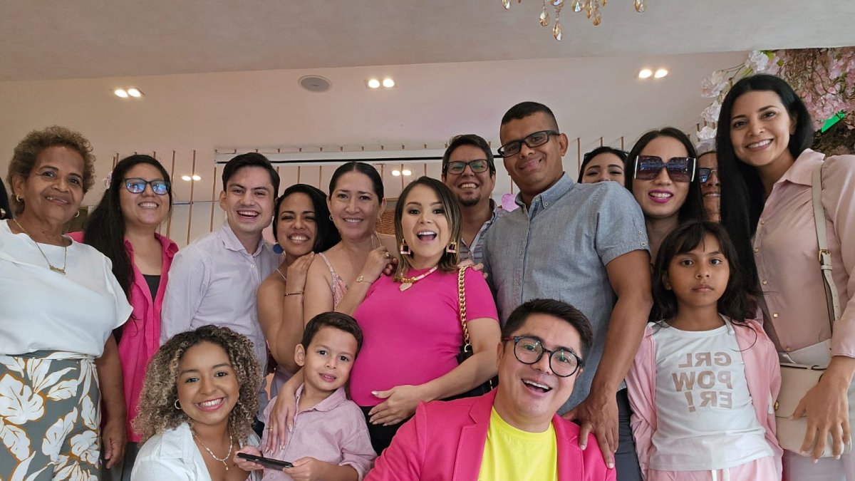 Silvana Torres con sus amigos y parientes.