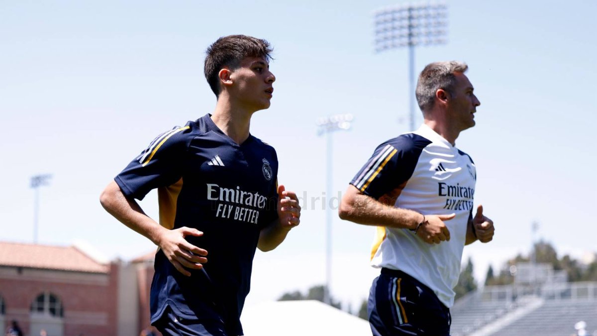 Güler (i) saltó al césped de la Universidad de UCLA para hacer carrera continúa junto a José Carlos García Parrales, readaptador físico del Real Madrid.