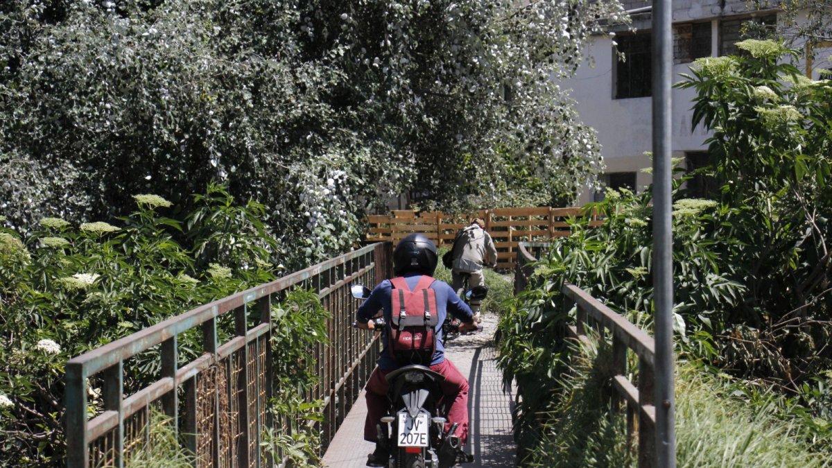 Lo ofrecido. Este es el paso peatonal que existe en este sitio y sobre el que esperan se haga cambios.
