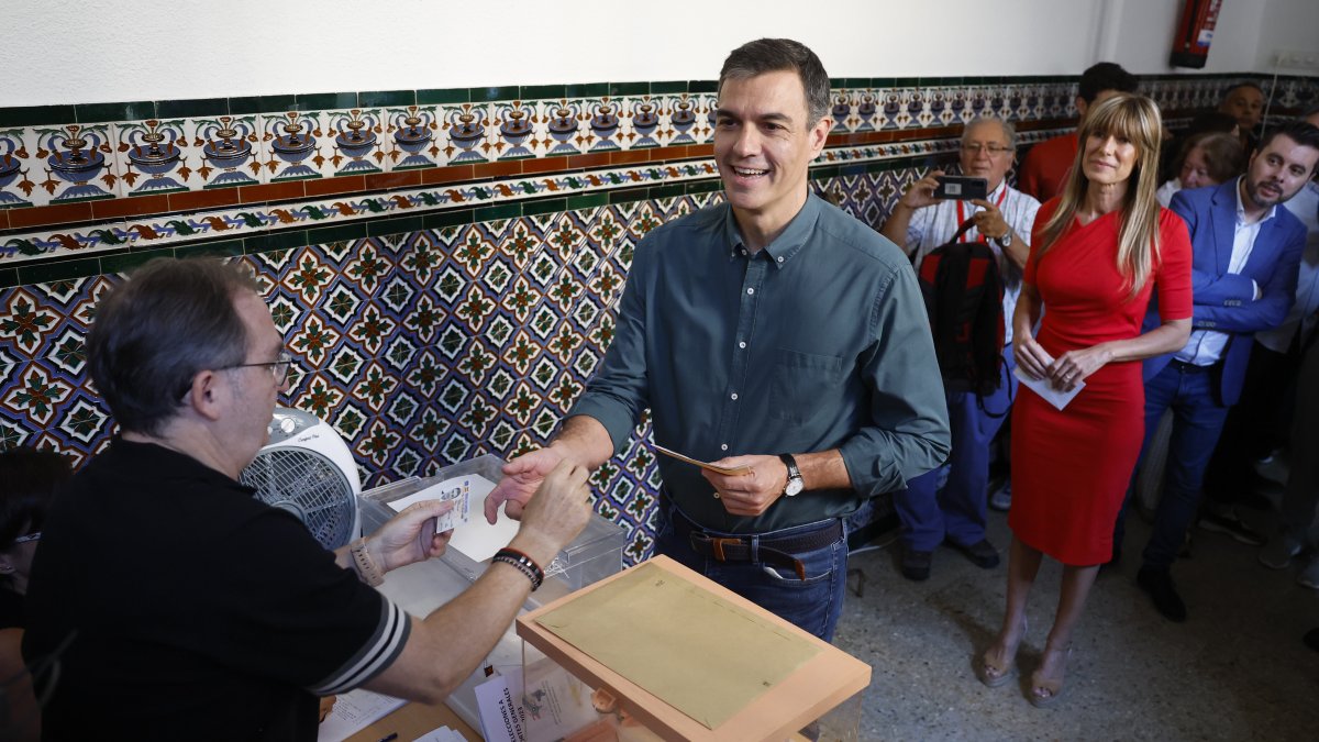 El presidente del Gobierno y candidato socialista a la reelección, Pedro Sánchez (c), ejerce su derecho al voto acompañado de su mujer Begoña Gómez (d) en un colegio electoral de Madrid. 