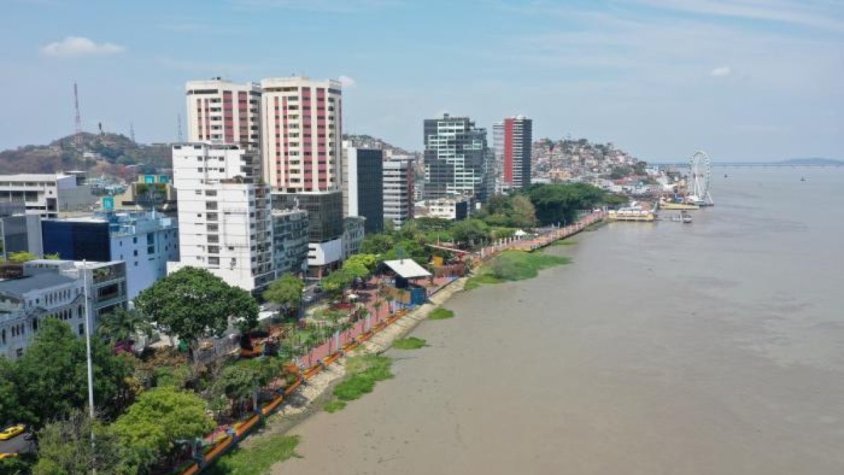 A lo largo del río Guayas se levanta lo que hoy es el Malecón 200, uno de los atractivos turísticos de la moderna ciudad.