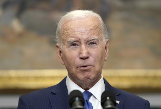 Biden gets latest vaccines against covid-19, flu