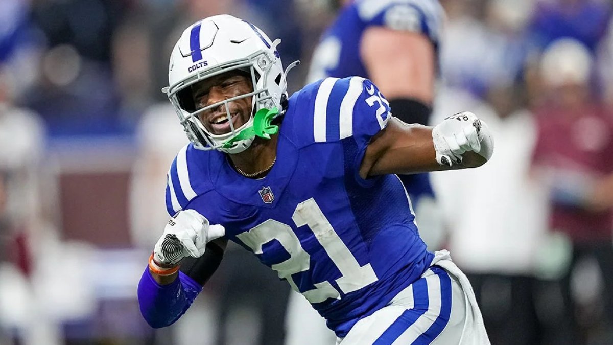 El corredor Nyheim Hines no podrá jugar en lo que resta del año.