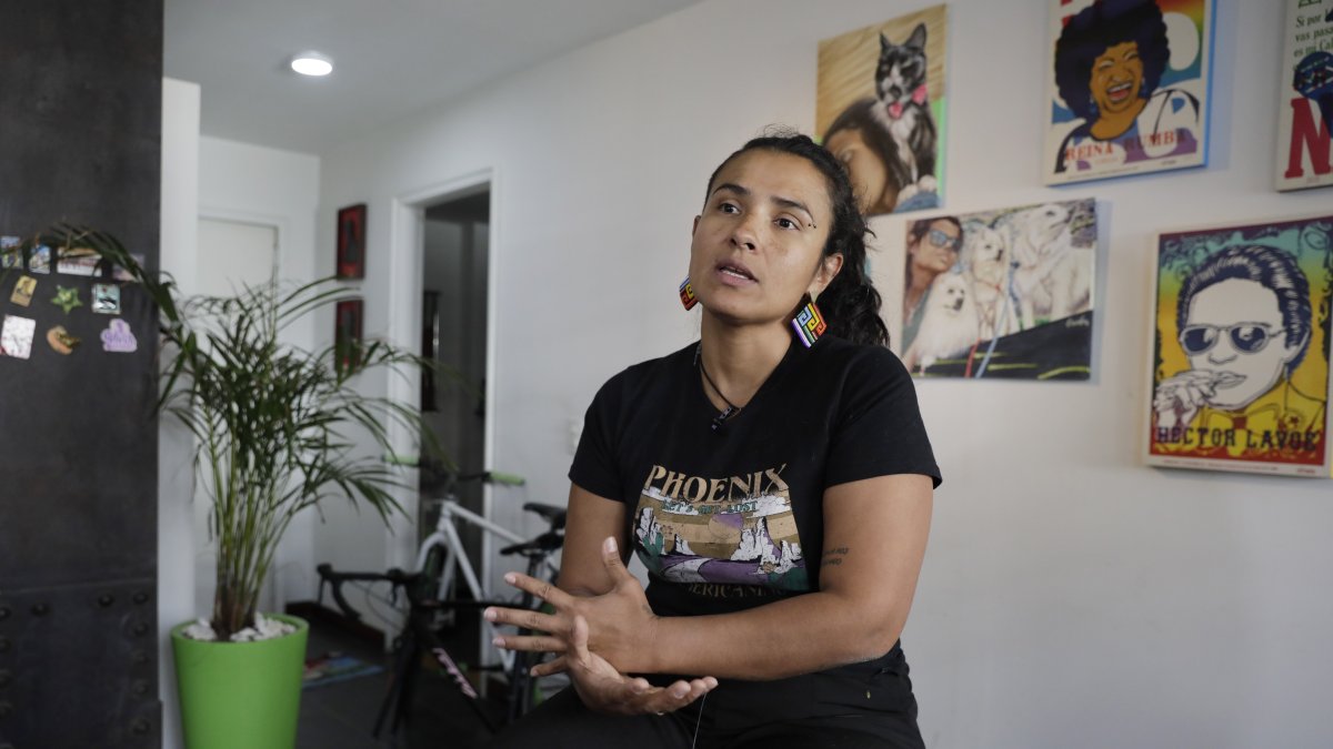 Alexa Rochi, exintegrante de la guerrilla de las FARC habla durante una entrevista.