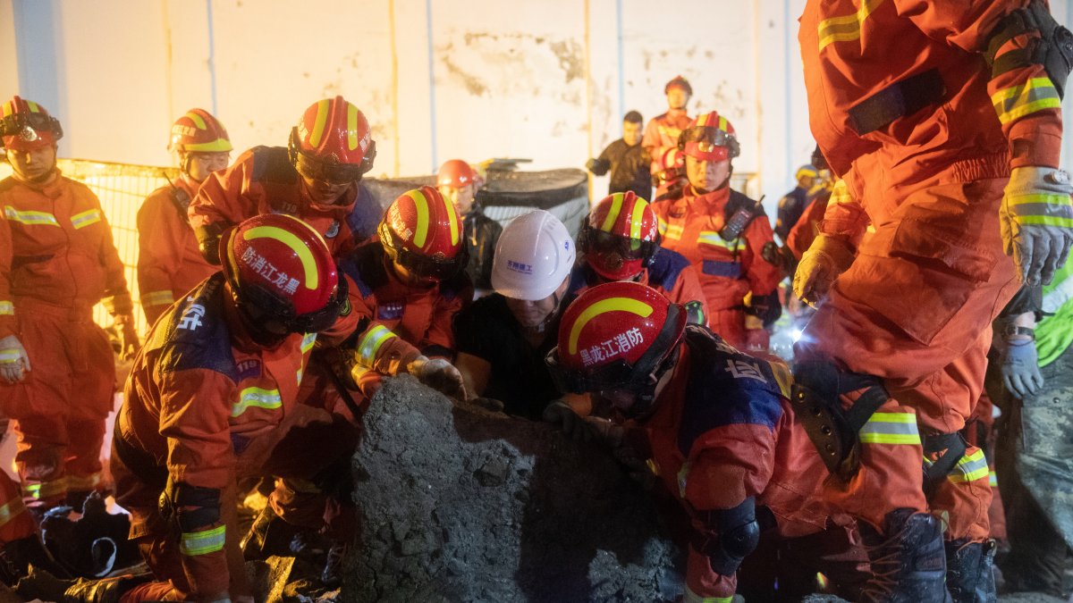 Los socorristas tratan de encontrar a las víctmas de esta tragedia