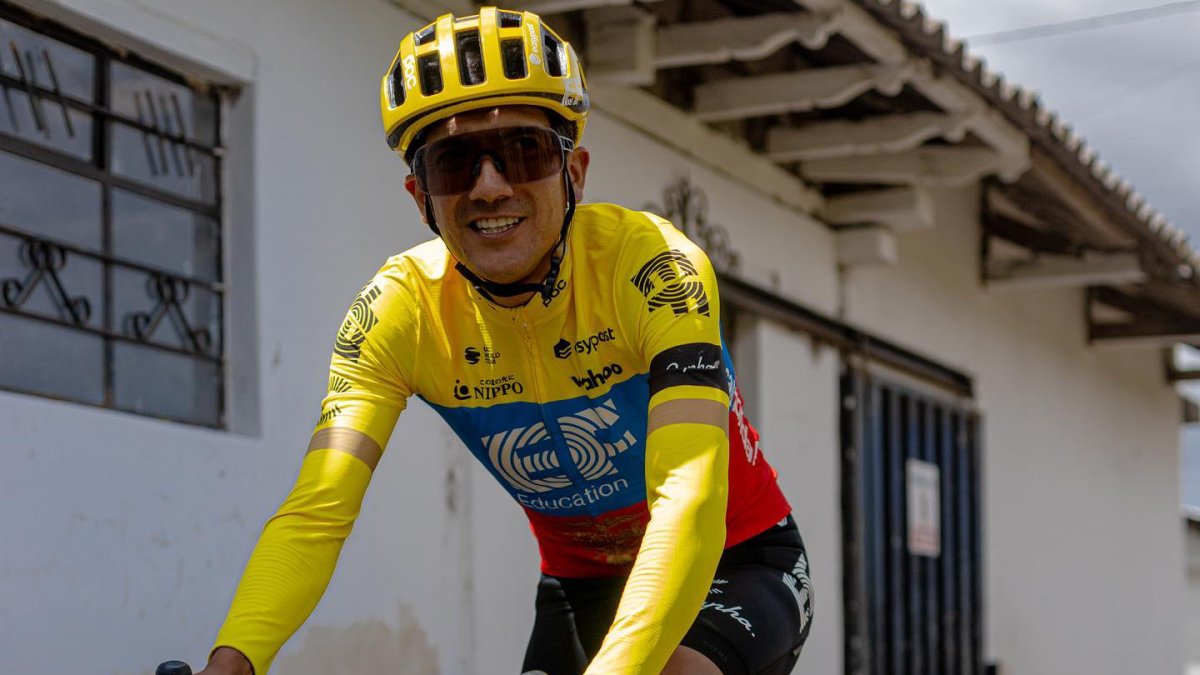 Richard Carapaz regresó a los entrenamientos sobre la bicicleta, tras pasar por terapias de recuperación.