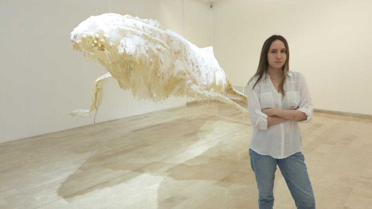 Exhibición. La artista Mónica López aparece junto a la escultura ‘Fábula del ancestro’.
