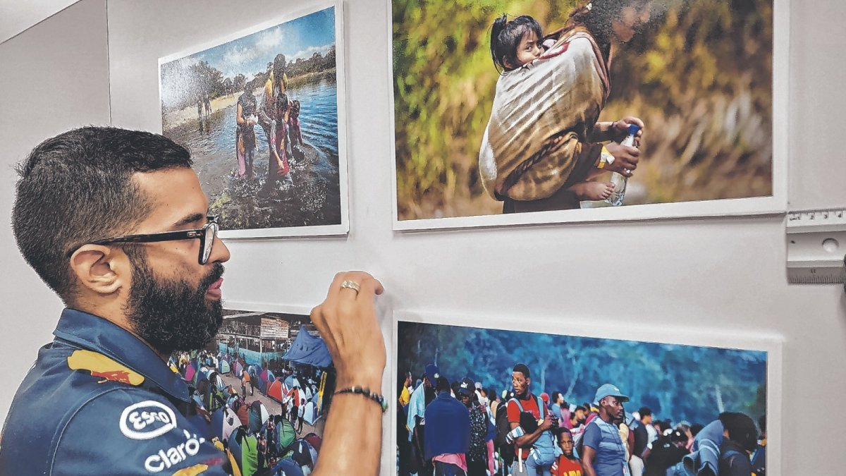 Panamá. Una persona trabaja en el montaje de la muestra en esta capital.