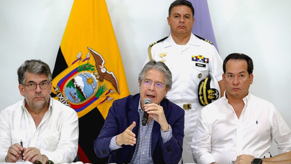 El primer mandatario tomó la decisión a raíz de la ola de violencia que se registra en los tres territorios.