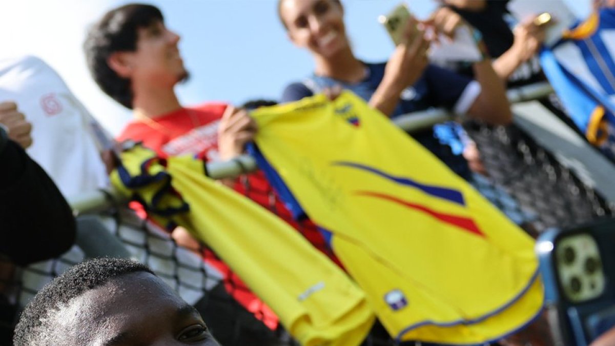 Moisés Caicedo firma camisetas y selfies con hinchas del Brighton.
