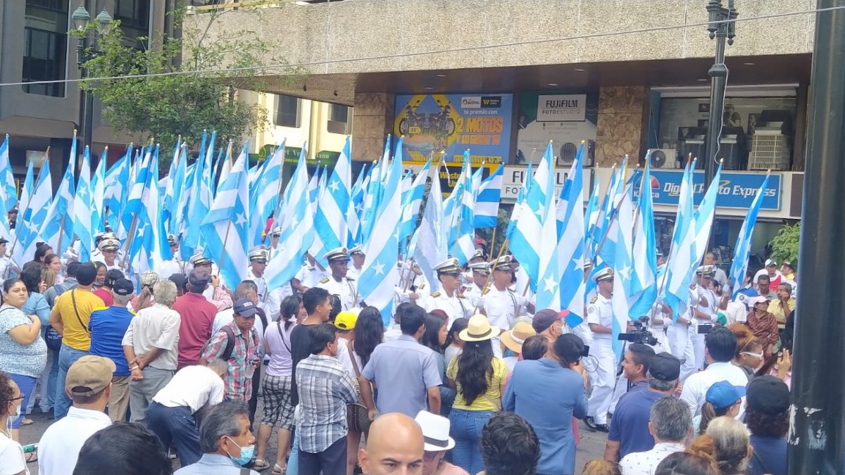 Decenas de bandas de guerra de la ciudad desfilaron desde la avenida Quito