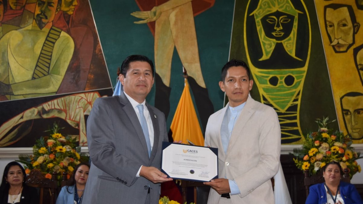 El rector de la Universidad de Guayaquil, Francisco Morán Peña, recibe e certificado de acreditación de la cerrera de Enfermería por parte del Caces.