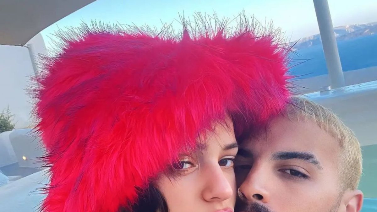 Ambos artistas no han confirmado oficialmente su ruptura, las redes sociales y los medios de comunicación han estallado con detalles de un supuesta infidelidad del cantante con una modelo de Medellín.