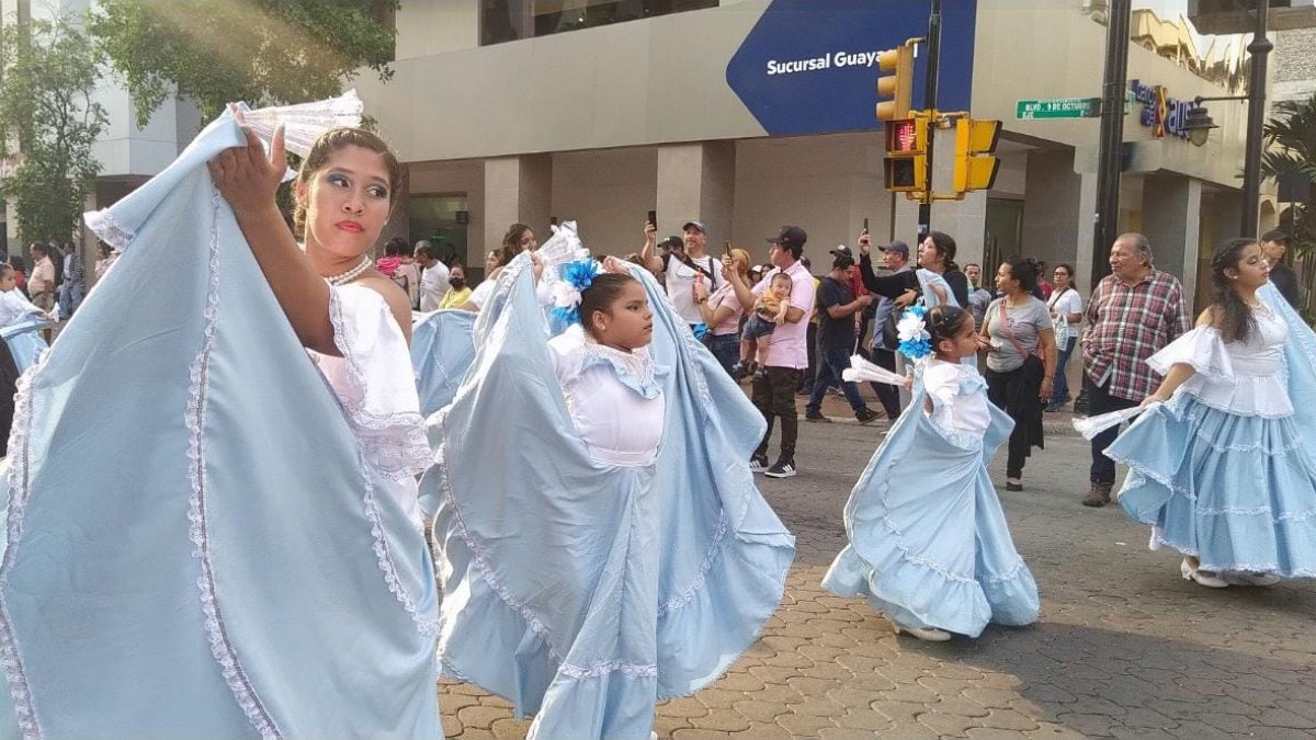 Las guayaquileñas desfilaron con los trajes típicos de la ciudad.