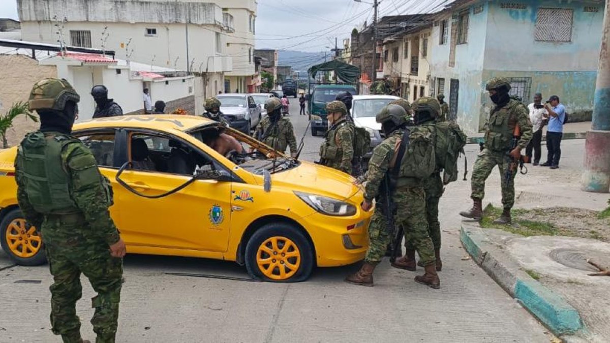 La fuerza pública interviene en el cantón Esmeraldas.