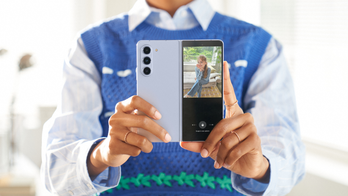 El Galaxy ZFold 5, entre otras funcionalidades, permite hacerle fotos a tus amigos mientras ellos ven cómo lucen en la pantalla delantera.