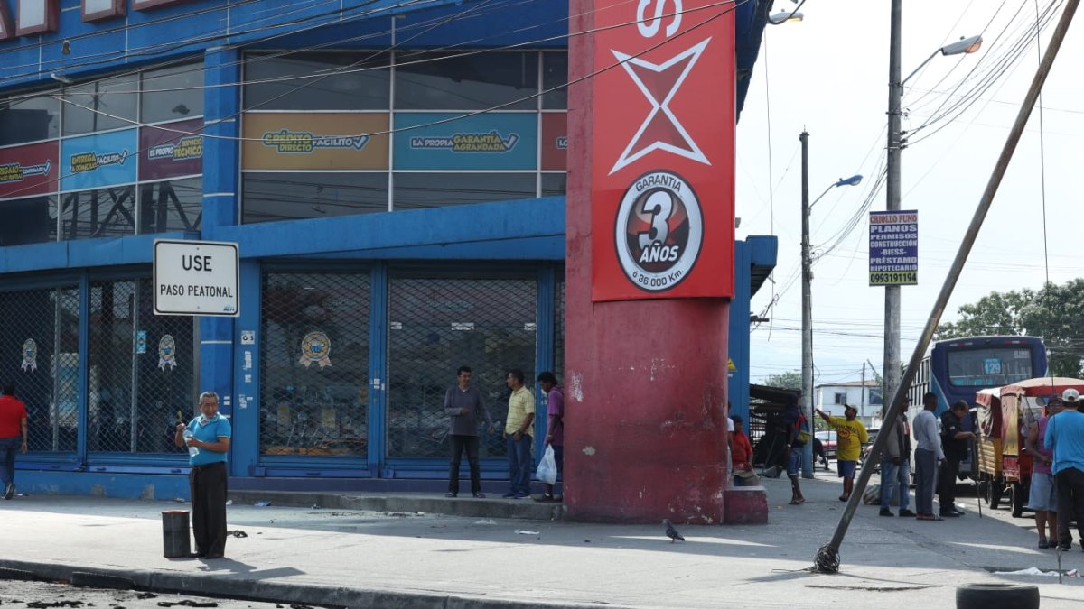 Local afectado. En los exteriores quedaron marcas de explosión.