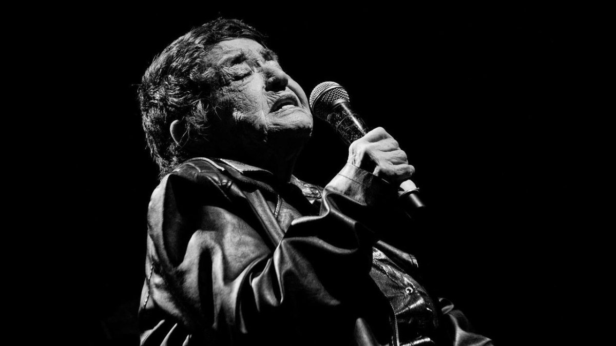 Su velorio se lleva a cabo en el Teatro Caupolicán en Santiago.