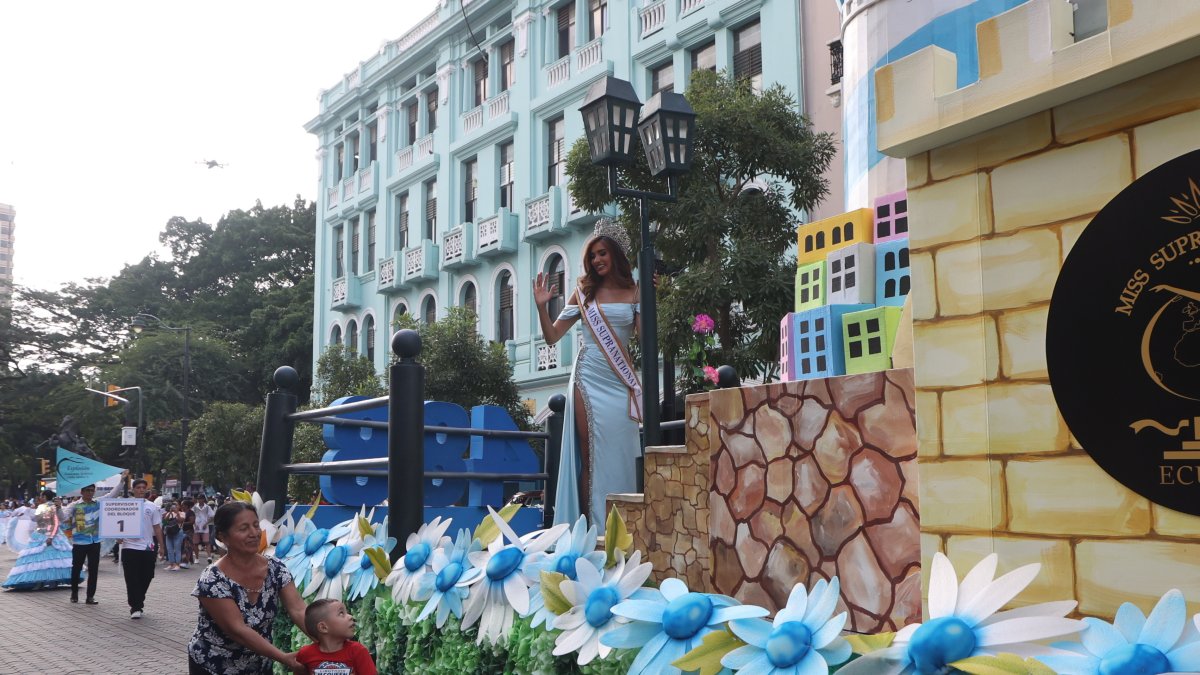  En la tarde, el desfile artístico llamó la atención de los guayaquileños, que no solo disfrutaron de los carros alegóricos, sino también de los bailarines que fueron parte de la actividad