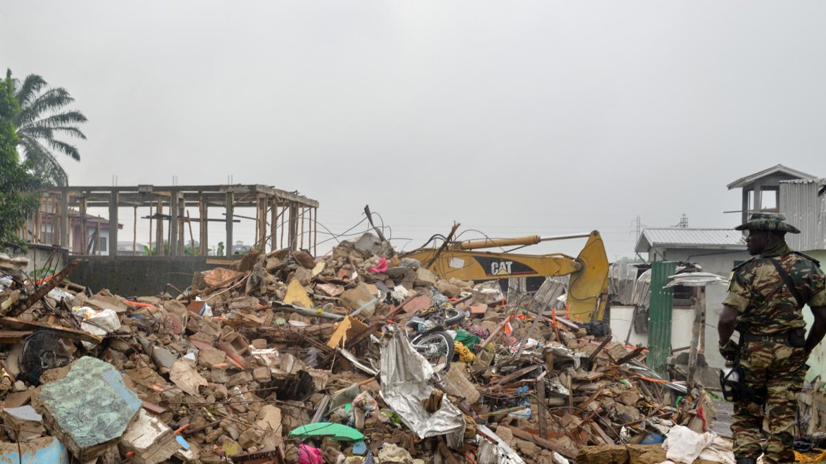 Los escombros del edificio que se derrumbó en Camerún.