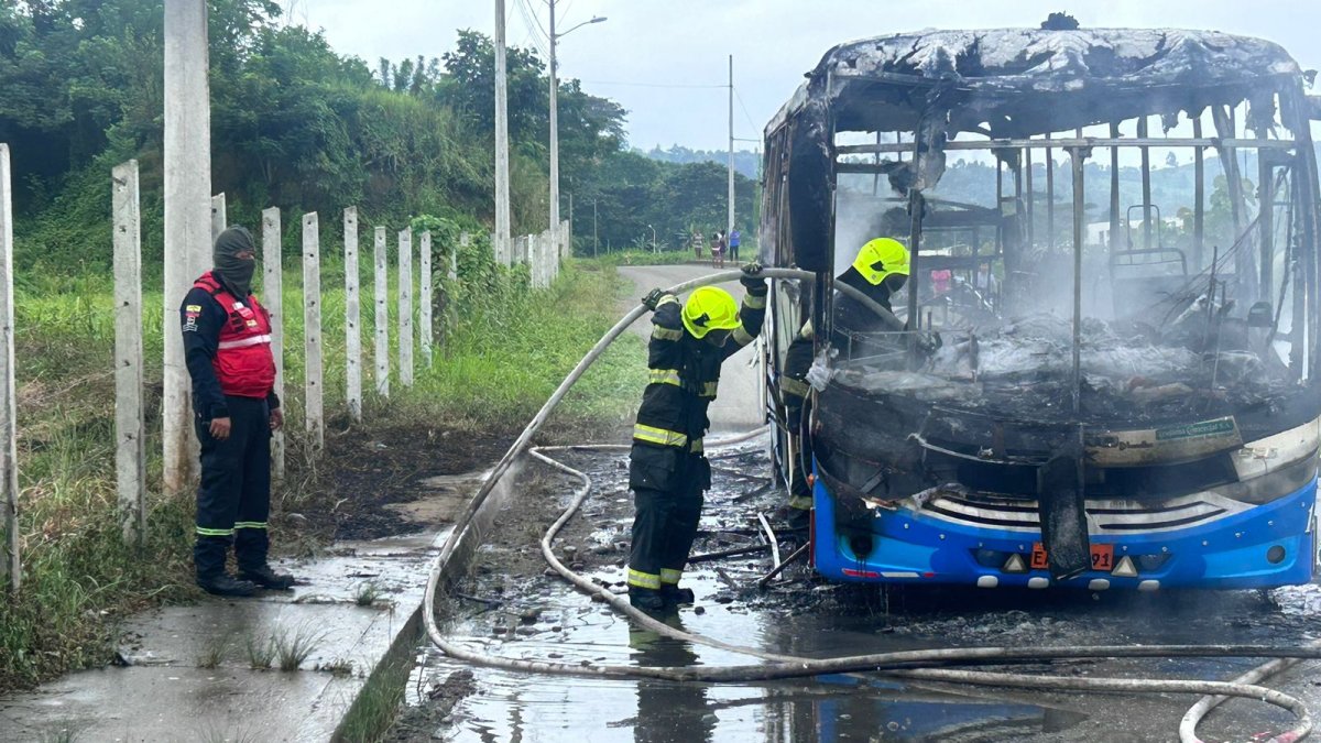 Siete de los nueve vehículos incinerados durante la jornada se dieron en Esmeraldas.