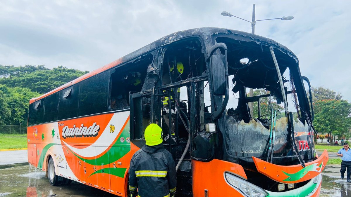 Ataque. Un bus del servicio público fue incinerado por sujetos armados en la provincia de Esmeraldas.