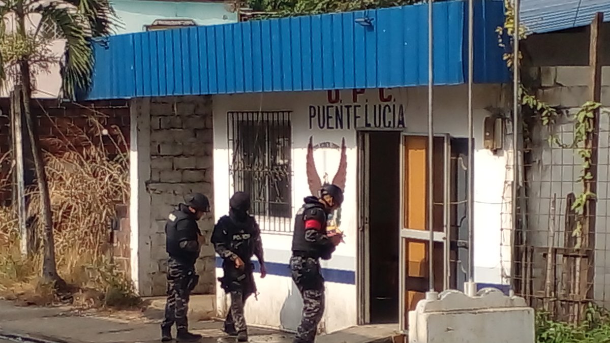 Explosivo dejó herido a un policía en Puente Lucia, vía Daule.