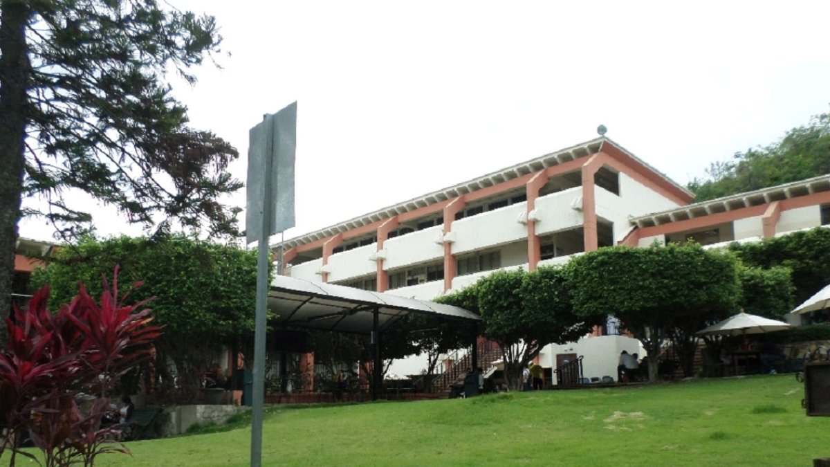 En esta zona de área verde de la facultad Filosofía de la Universidad Católica Santiago de Guayaquil se desarrolla la actividad cultural.