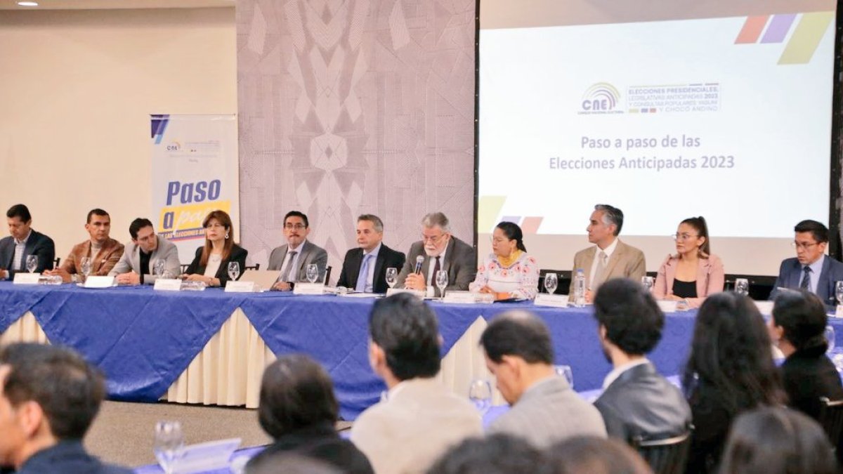 Cuenca. Las organizaciones políticas acudieron a la reunión.