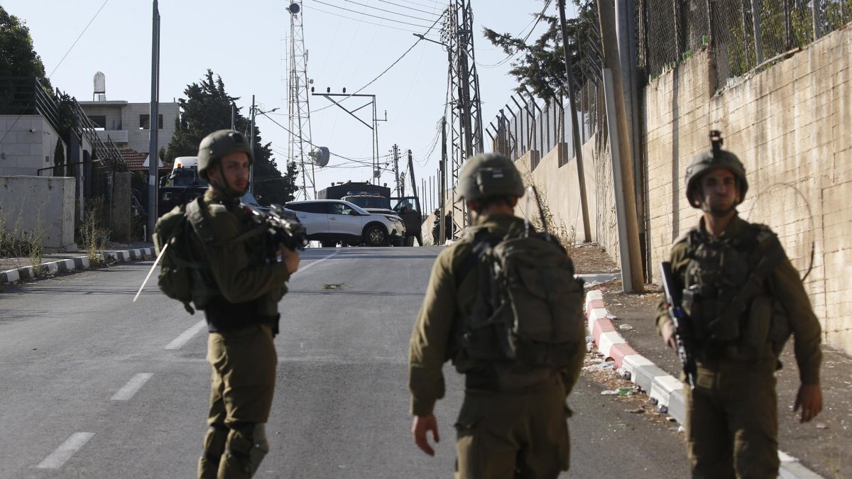 Soldados israelíes cierran el área donde murieron tres palestinos por disparos del Ejército israelí, cerca de la ciudad cisjordana de Nablus.