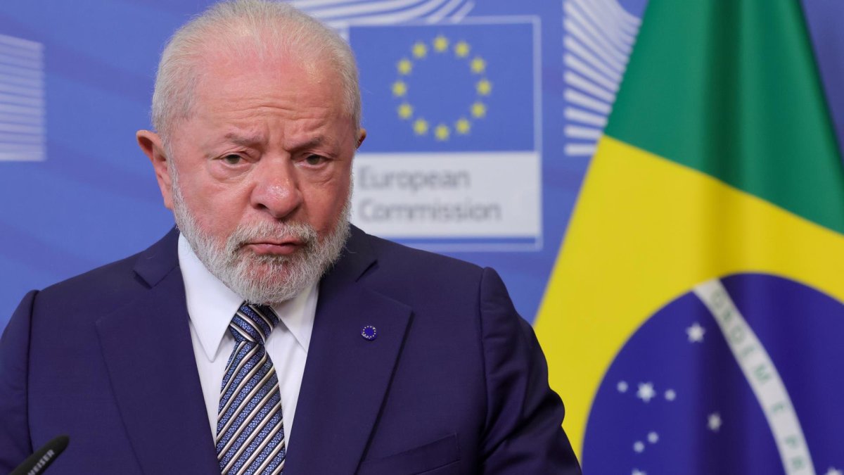 Luiz Inácio Lula da Silva negocia varios cargos para garantizar gobernabilidad.