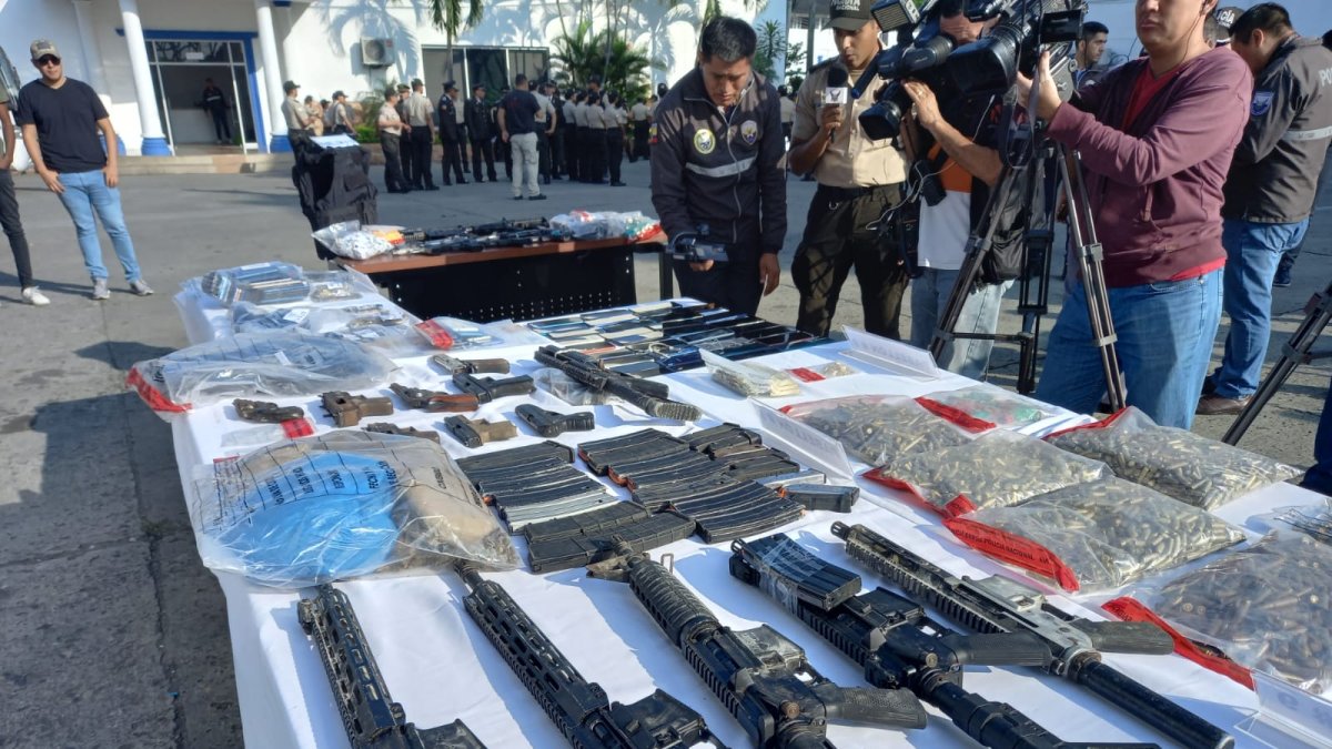 Se hallaron 13 armas cortas (pistolas y revólveres) 13 armas largas (fusil) los cuales estaban encaletados en paredes y alcantarillas.