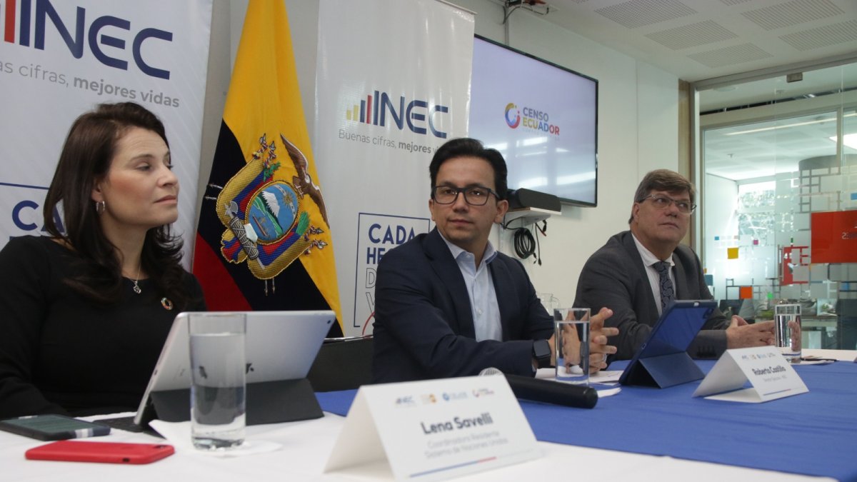 Estudio. Lena Savelli, coordinadora de la ONU en Ecuador, Roberto Castillo, director del INEC, y Makus Behred, del Fondo de Población de la ONU presentaron el nuevo cronograma.