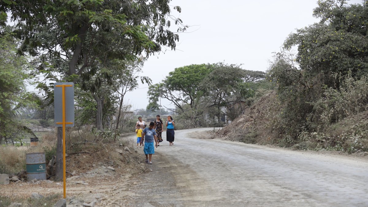 Un camino lleno de polvo se evidencia a lo largo de este recinto.