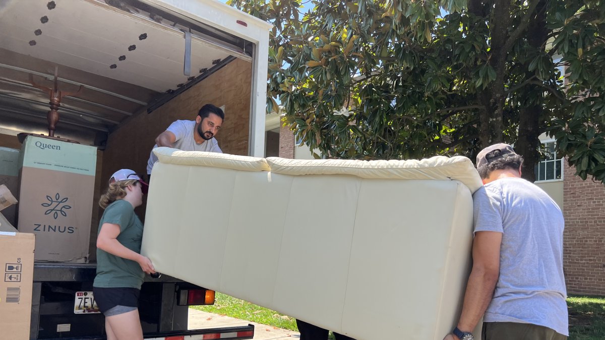 Labores. El afgano Nasser Haqparast, junto a otros miembros del equipo de la ONG Homes Not Borders.