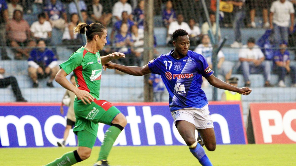 Ayoví (d) fue vicecampeón del campeonato ecuatoriano en la temporada 2010 con los azules.