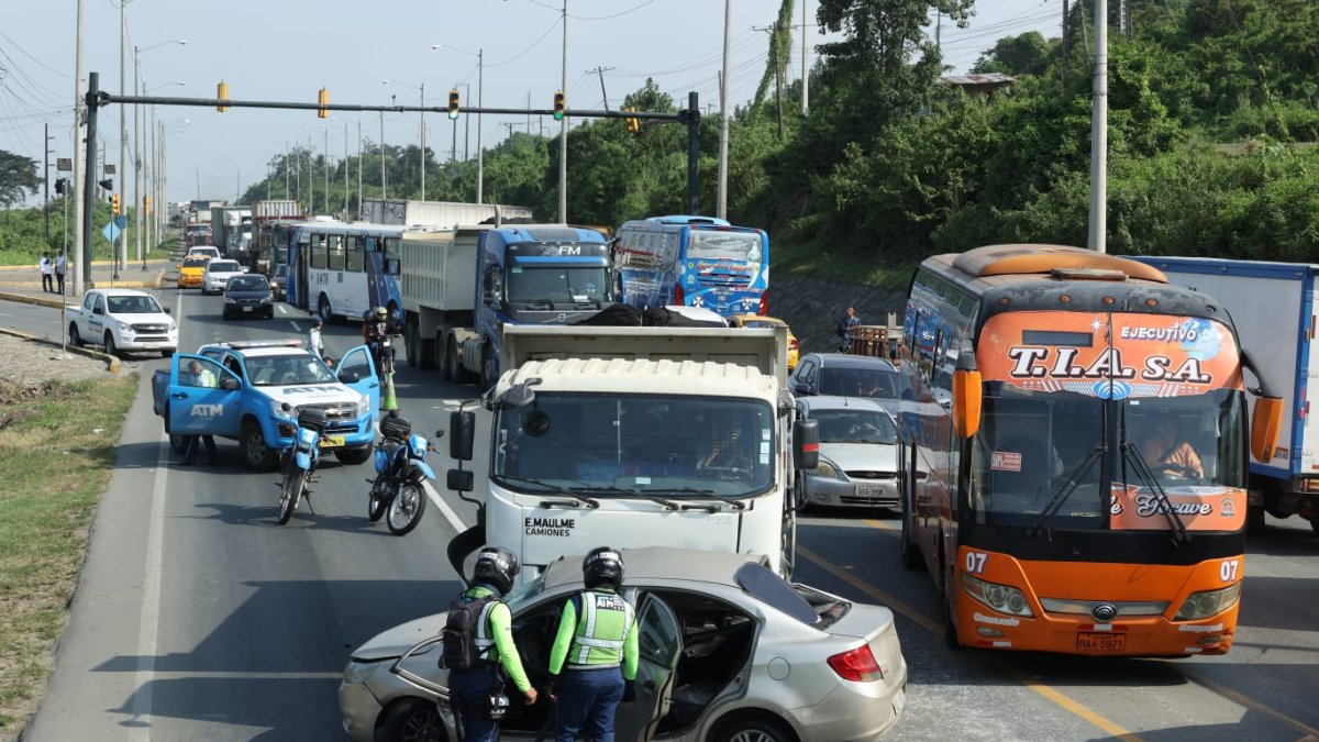 Personal de la Agencia de Tránsito Municipal tuvo que hacerse cargo de dirigir el tránsito.