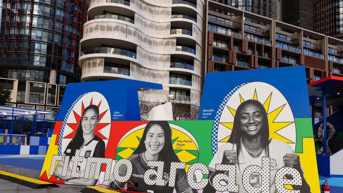 Ligia Moreira (i), capitana de la Tricolor, en una de las pancartas de la Casa Conmebol.