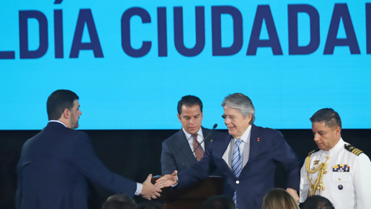 Encuentro. El alcalde de Guayaquil (izquierda) mientras se saluda con el presidente de la República, Guillermo Lasso (derecha).