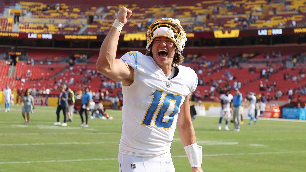 El quarterback de 25 años seguirá con LA Chargers hasta 2029 tras firmar una extensión de cinco temporadas.