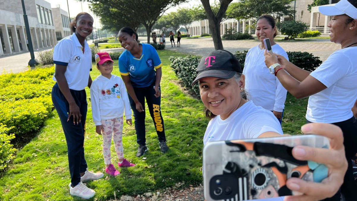 Kiara Rodríguez (i) y Seneida Rodríguez compartieron con niños y adultos en el Parque Samanes.